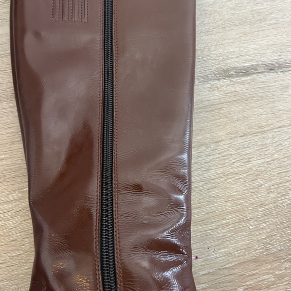 Groovy Cocoa Brown Staccato Patent Leather boots.
Great for that retro look! - Picture 5 of 7